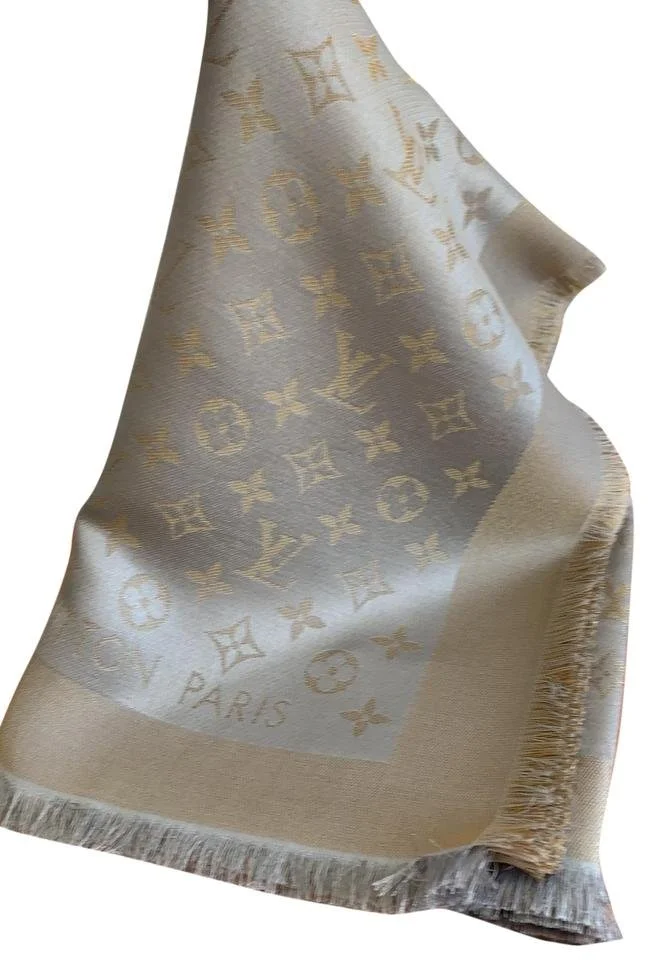 Louis Vuitton シルクスカーフ クリーム・ゴールド Louis Vuitton shine monogram shawl Cream and gold pre-owned by